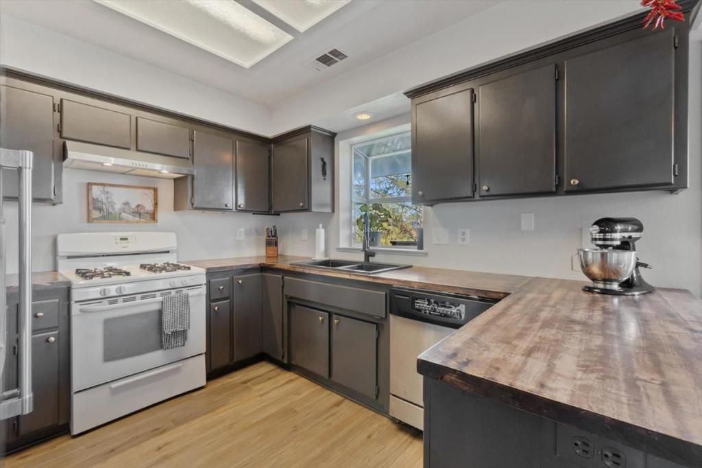 Image 14 of property listing at 19789 Weide Way, Anderson, CA 96007