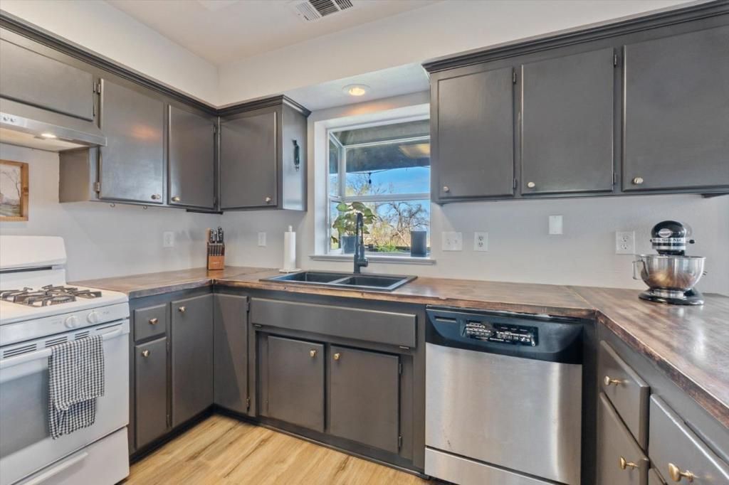 Image 15 of property listing at 19789 Weide Way, Anderson, CA 96007