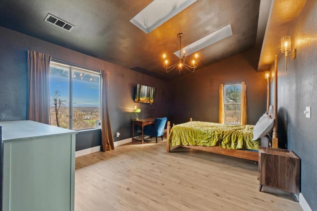 Image 21 of property listing at 19789 Weide Way, Anderson, CA 96007