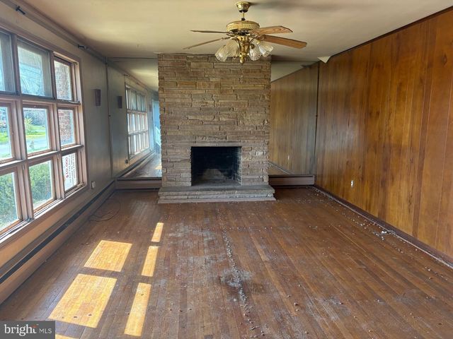 303 HILLCREST LN, Blackwood, NJ 08012