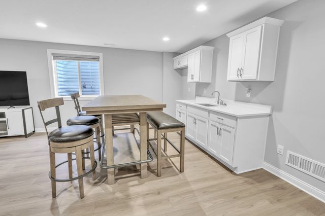 1800 Lakeview Drive, Pella, IA 50219