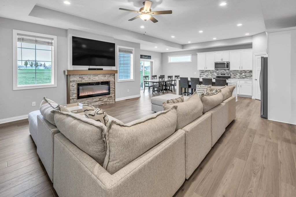1800 Lakeview Drive, Pella, IA 50219