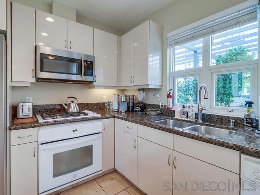 Image 18 of property listing at 555 Front St 205, San Diego, CA 92101