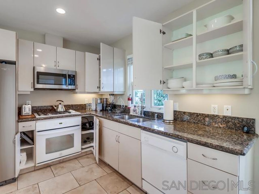 Image 21 of property listing at 555 Front St 205, San Diego, CA 92101