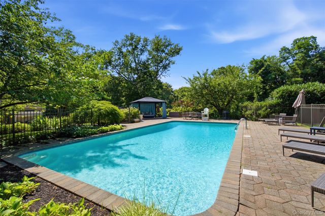 7 Private Road, Huntington, NY 11743