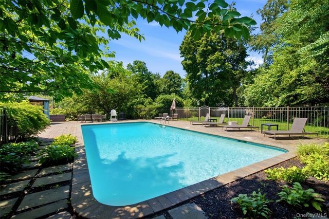 7 Private Road, Huntington, NY 11743