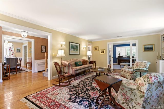 7 Private Road, Huntington, NY 11743