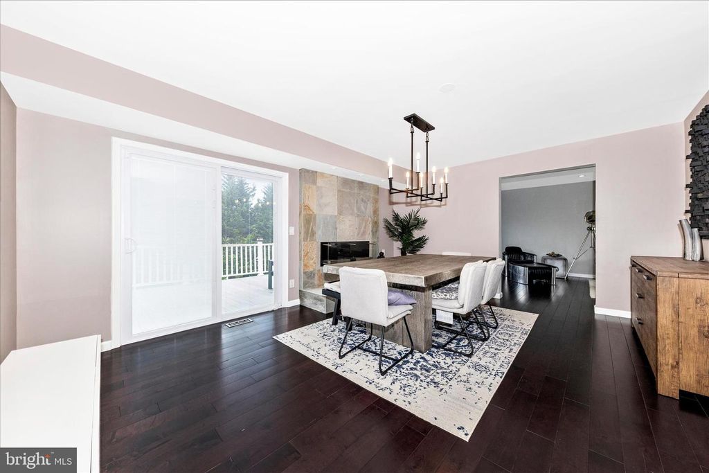 Image 11 of property listing at 17104 LABURNUM CT, Rockville, MD 20855