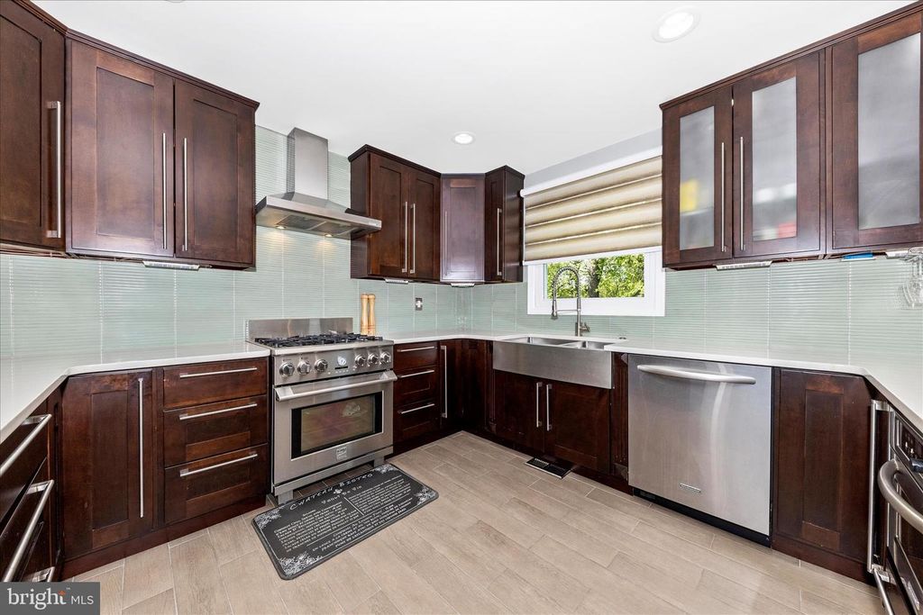 Image 12 of property listing at 17104 LABURNUM CT, Rockville, MD 20855