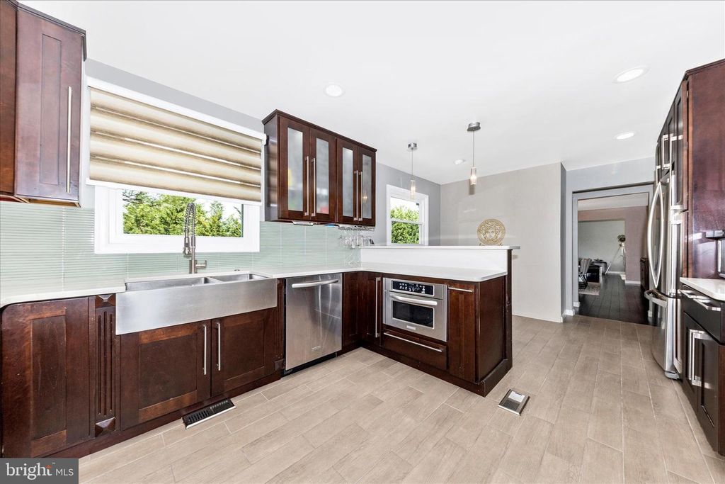 Image 13 of property listing at 17104 LABURNUM CT, Rockville, MD 20855