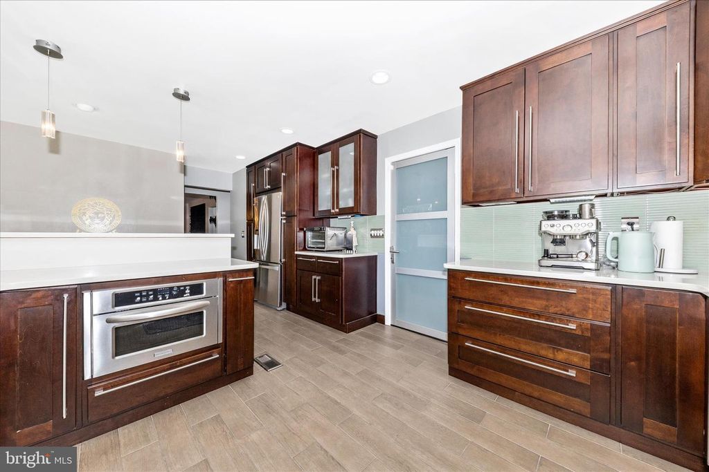 Image 14 of property listing at 17104 LABURNUM CT, Rockville, MD 20855