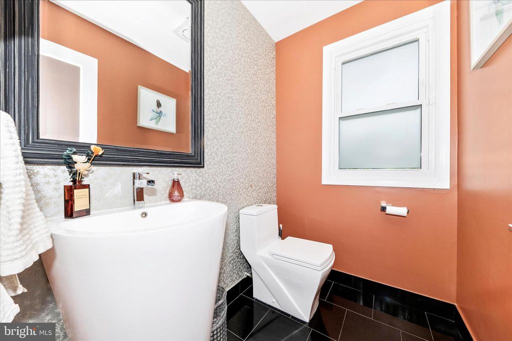 Image 16 of property listing at 17104 LABURNUM CT, Rockville, MD 20855