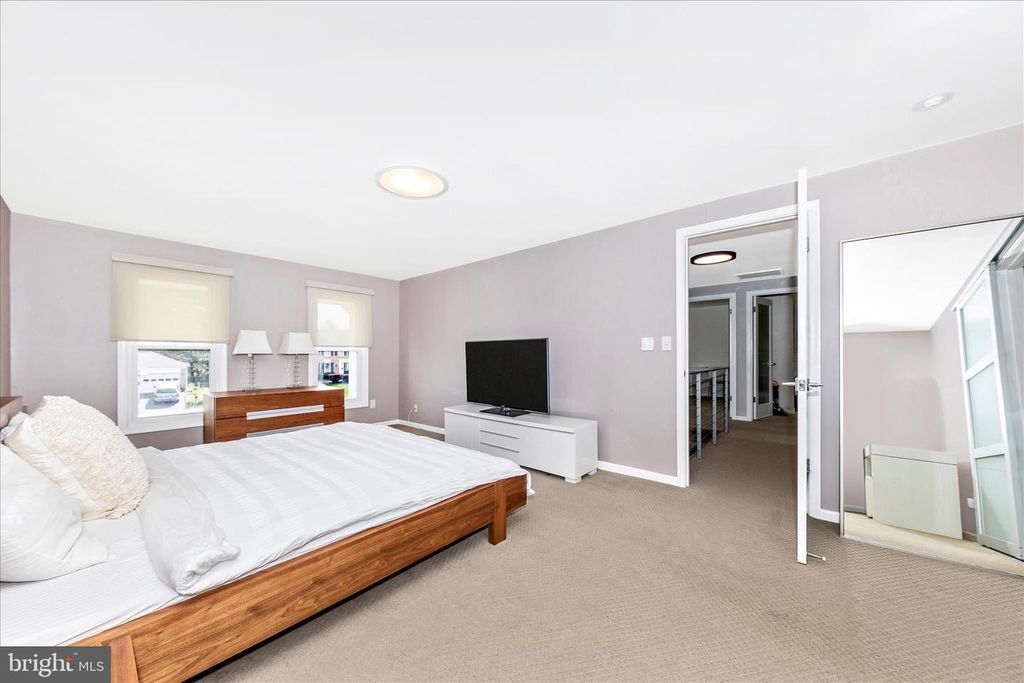 Image 18 of property listing at 17104 LABURNUM CT, Rockville, MD 20855