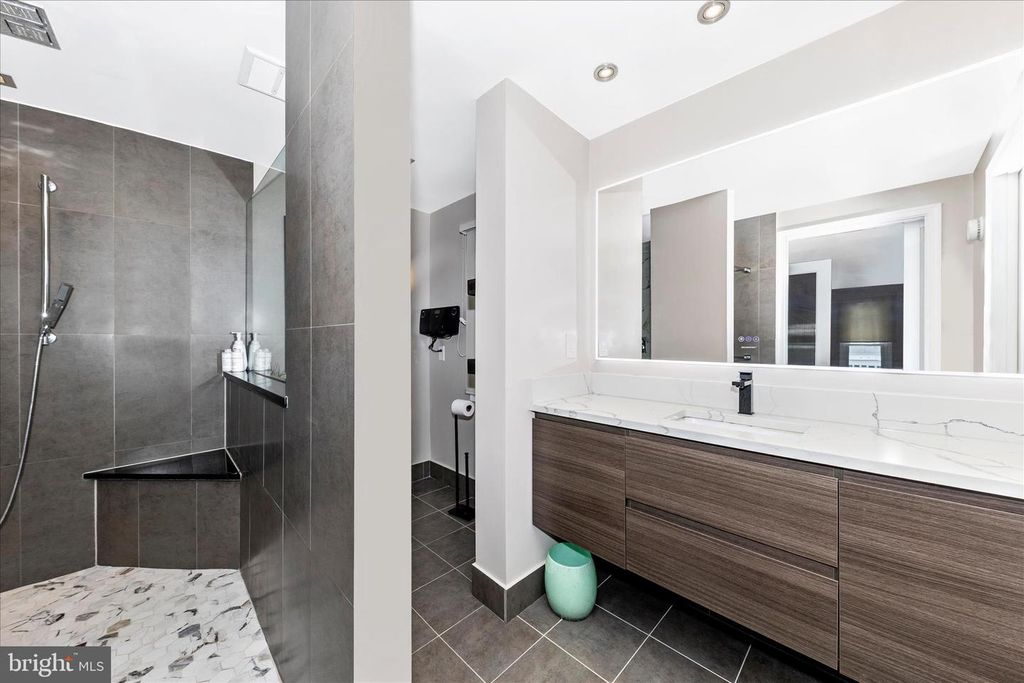 Image 19 of property listing at 17104 LABURNUM CT, Rockville, MD 20855