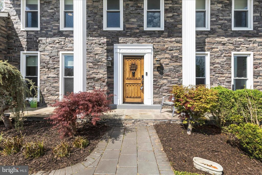 Image 2 of property listing at 17104 LABURNUM CT, Rockville, MD 20855