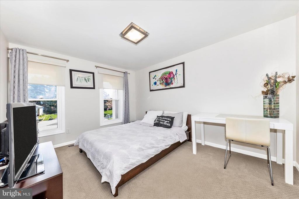 Image 21 of property listing at 17104 LABURNUM CT, Rockville, MD 20855