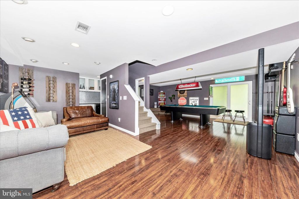 Image 25 of property listing at 17104 LABURNUM CT, Rockville, MD 20855