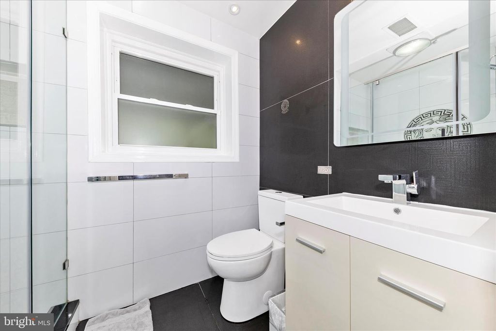 Image 28 of property listing at 17104 LABURNUM CT, Rockville, MD 20855