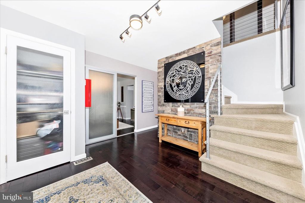 Image 4 of property listing at 17104 LABURNUM CT, Rockville, MD 20855