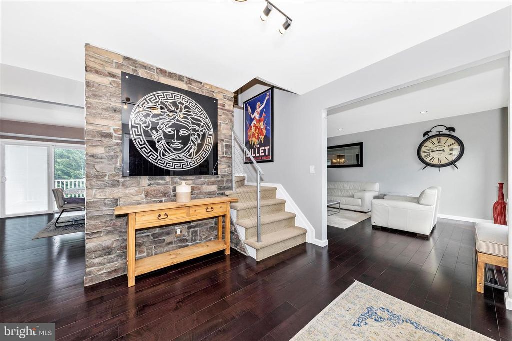 Image 5 of property listing at 17104 LABURNUM CT, Rockville, MD 20855