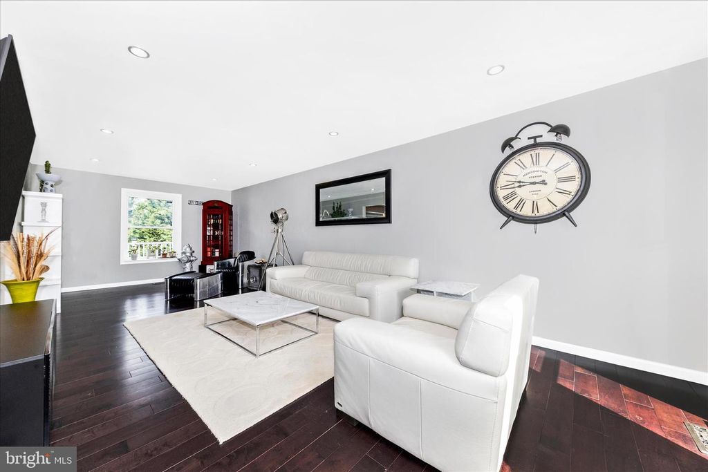 Image 8 of property listing at 17104 LABURNUM CT, Rockville, MD 20855