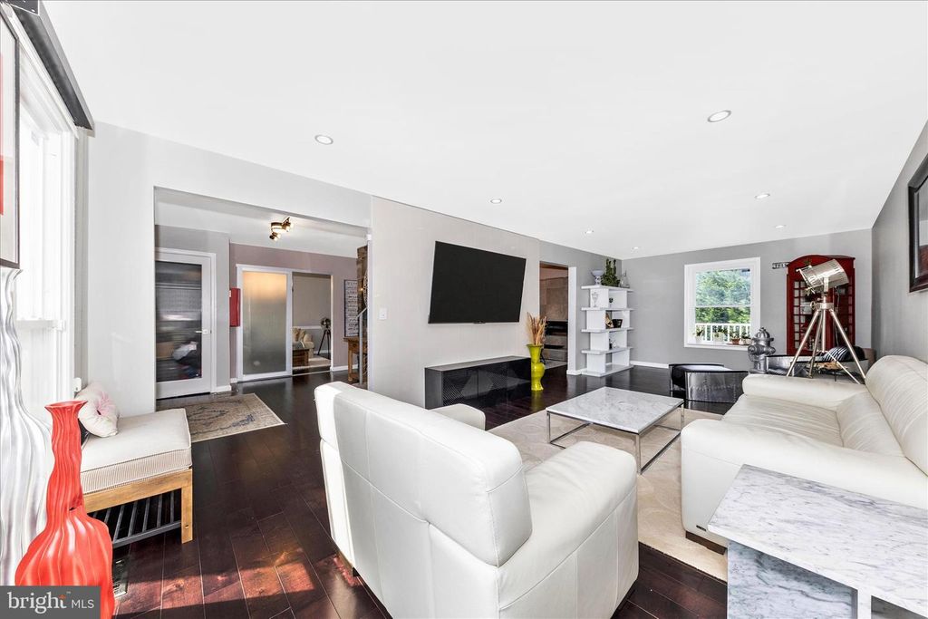 Image 9 of property listing at 17104 LABURNUM CT, Rockville, MD 20855