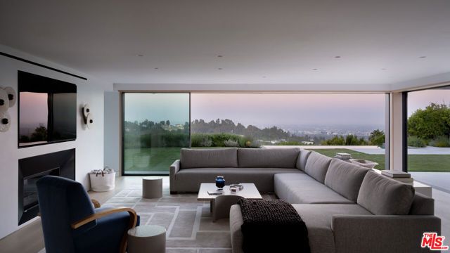 1126 Stradella Road, Los Angeles, CA 90077