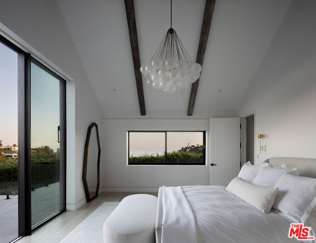 1126 Stradella Road, Los Angeles, CA 90077