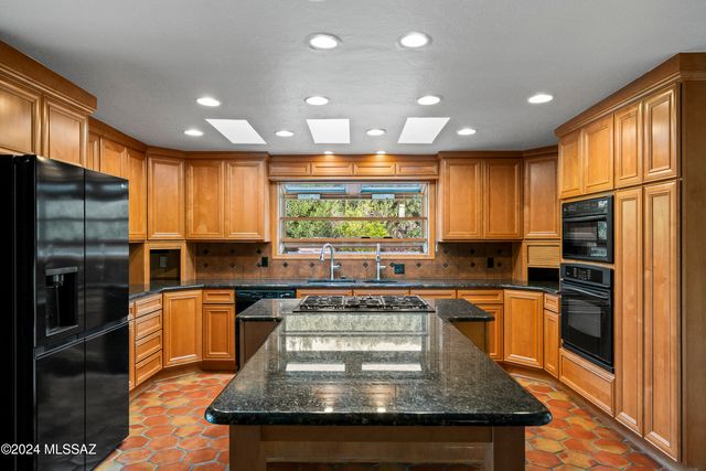 1435 E Indian Wells Road, Tucson, AZ 85718