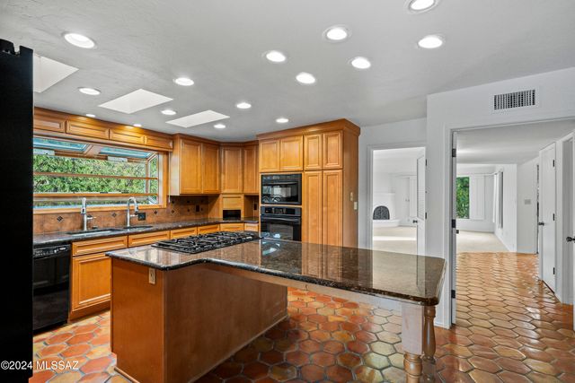 1435 E Indian Wells Road, Tucson, AZ 85718