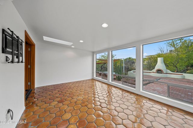 1435 E Indian Wells Road, Tucson, AZ 85718