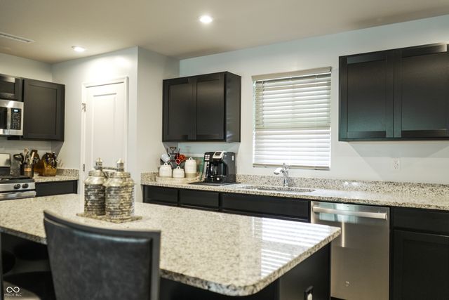 2216 Holiday Creek Drive, Whitestown, IN 46075