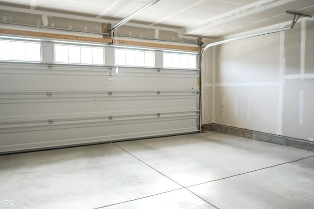 2216 Holiday Creek Drive, Whitestown, IN 46075