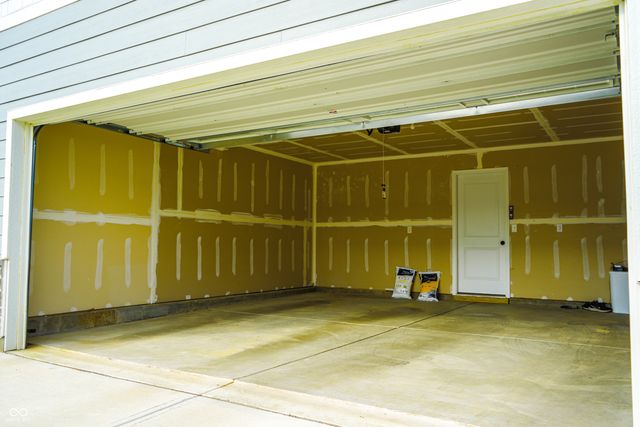 2216 Holiday Creek Drive, Whitestown, IN 46075