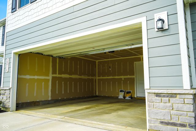 2216 Holiday Creek Drive, Whitestown, IN 46075