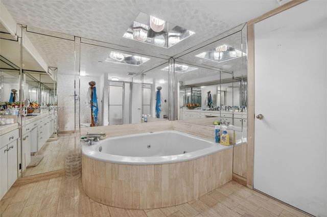 19355 Turnberry Way 8L, Aventura, FL 33180