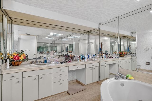 19355 Turnberry Way 8L, Aventura, FL 33180