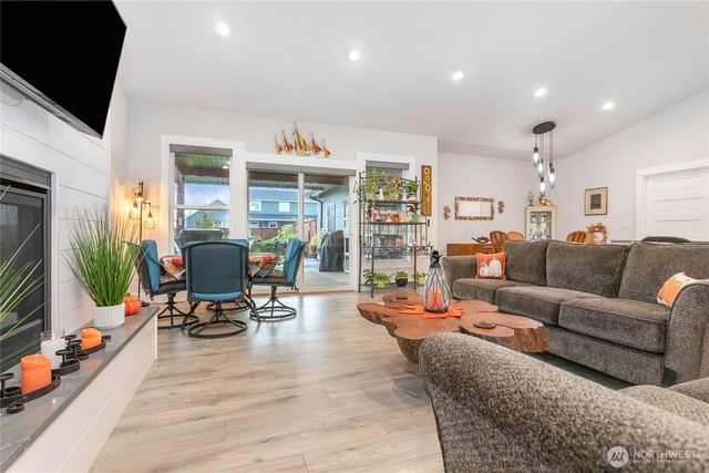 1725 Aaron Drive, Lynden, WA 98264