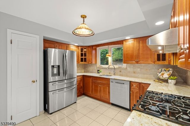 6 Old Orchard Dr, Hawthorne Boro, NJ 07506