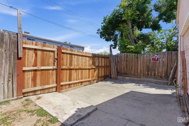 300 S Olive Street, Bakersfield, CA 93304