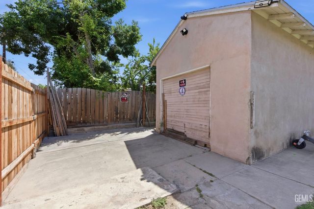 300 S Olive Street, Bakersfield, CA 93304