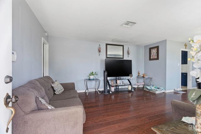 300 S Olive Street, Bakersfield, CA 93304