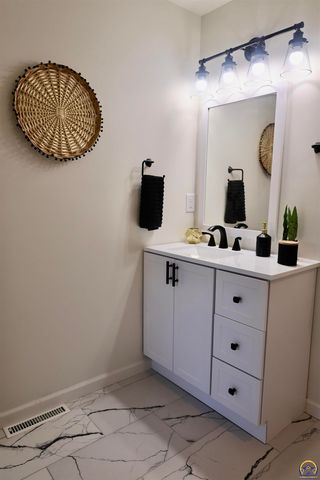 1128 Thompson St, Emporia, KS 66801