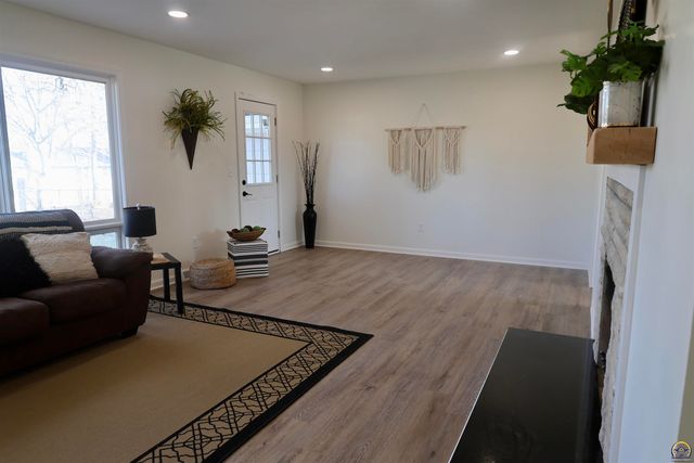 1128 Thompson St, Emporia, KS 66801