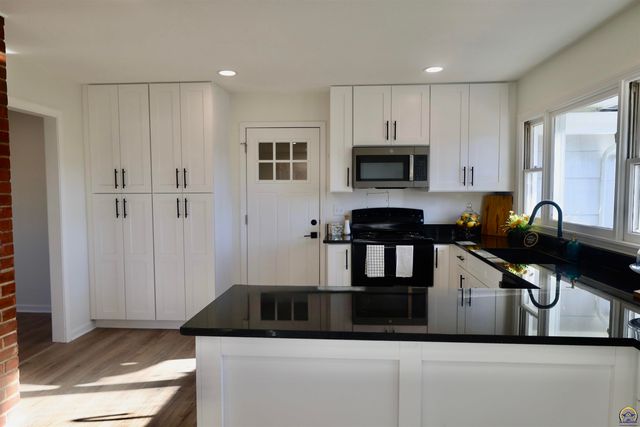 1128 Thompson St, Emporia, KS 66801