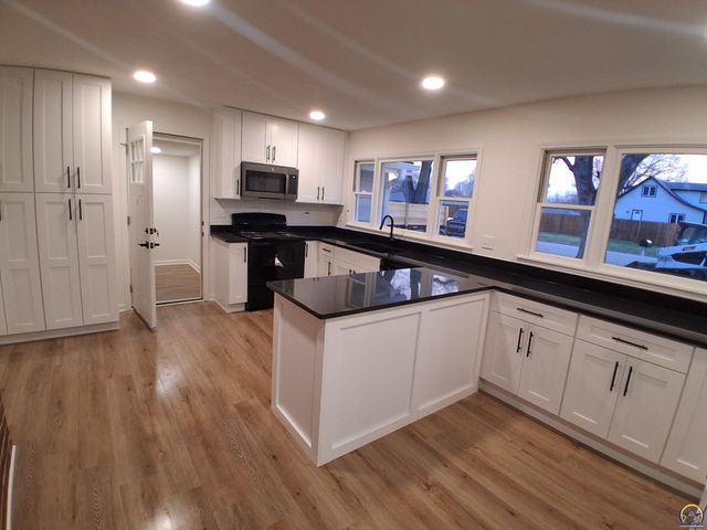 1128 Thompson St, Emporia, KS 66801