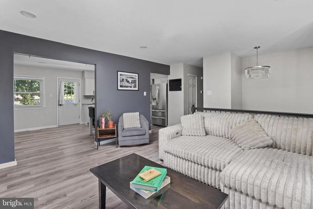 6 INDEPENDENCE DR, Bordentown, NJ 08505