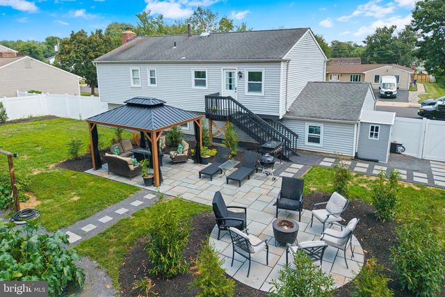 6 INDEPENDENCE DR, Bordentown, NJ 08505