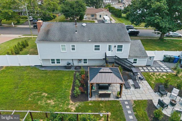 6 INDEPENDENCE DR, Bordentown, NJ 08505
