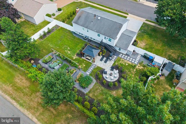 6 INDEPENDENCE DR, Bordentown, NJ 08505